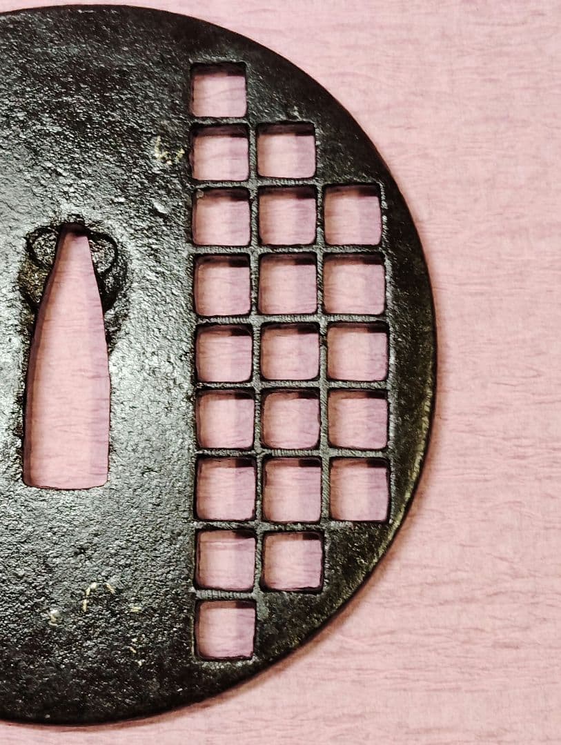 刀装具 鐔 鍔 在銘 鉄地 格子 三つ葉図透かし 金象嵌 丸形鐔 時代物