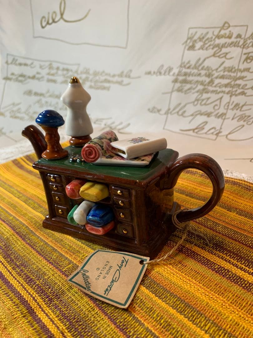 イギリス製　ビンテージのトニーカーターの可愛い服屋さんの手書きのポット！