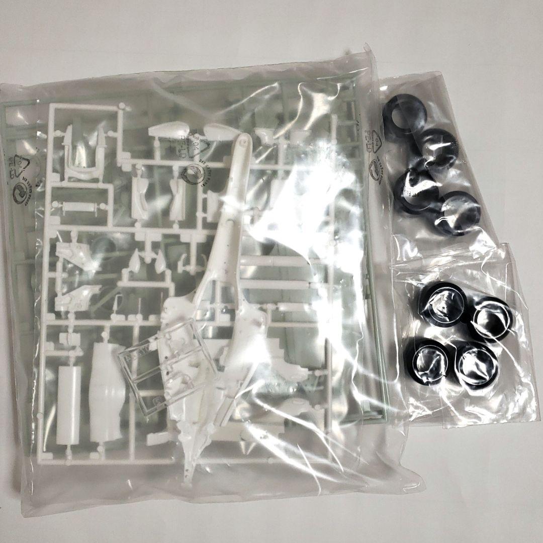 レベル フェラーリF2005 マルボロデカール付き 1/24 未組立中古品