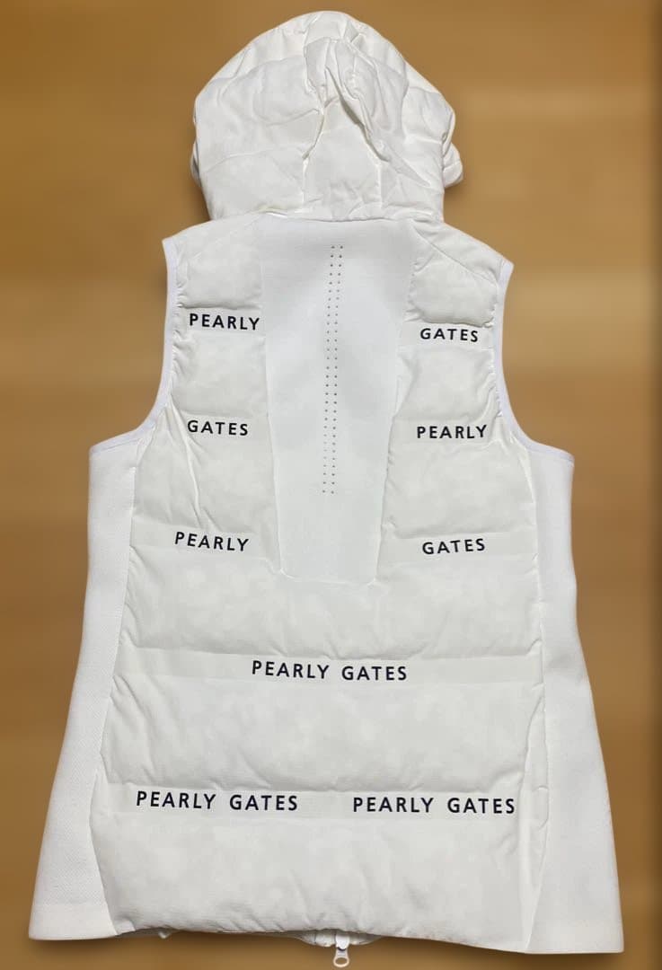 PEARLY GATES フード付き中綿ベスト ホワイト1