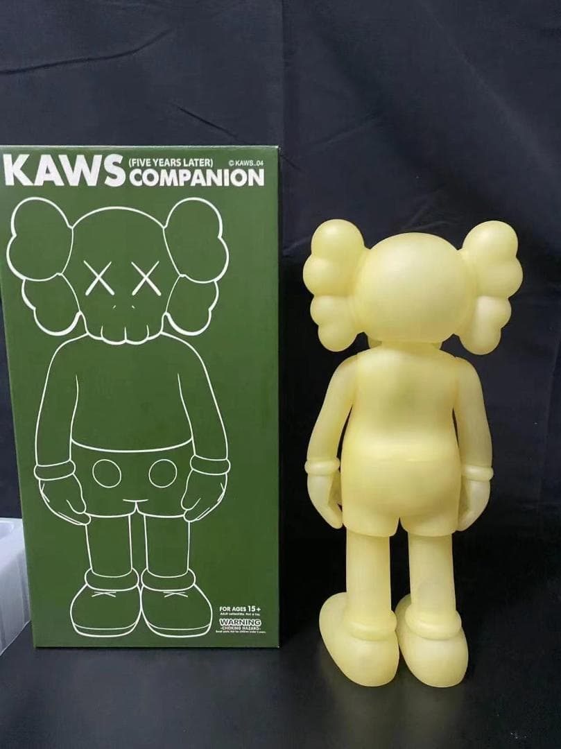 新品 kaws companion (FIVE YEARS LATER) 蓄光