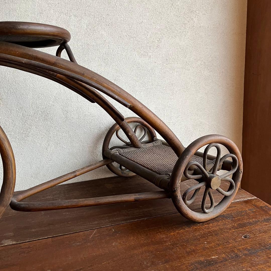 ラタンでできた三輪車　店舗什器 置物