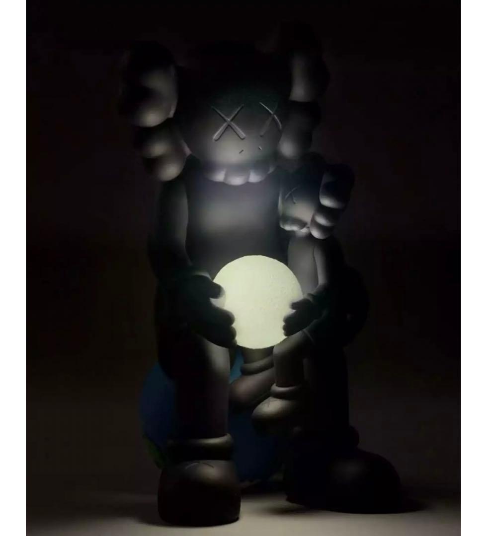 KAWS holiday Thailand フィギュア　ブラック