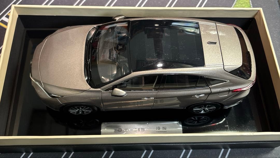 1/18 トヨタ ハリアー スティールブロンドメタリック フル開閉モデル