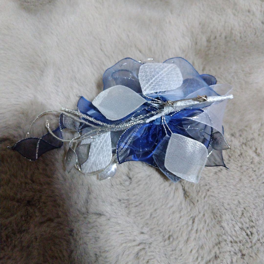 東京ソワール青と白のバラ ブローチ