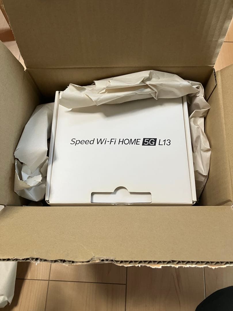 Speed Wi-Fi  5G L13 本体と付属品