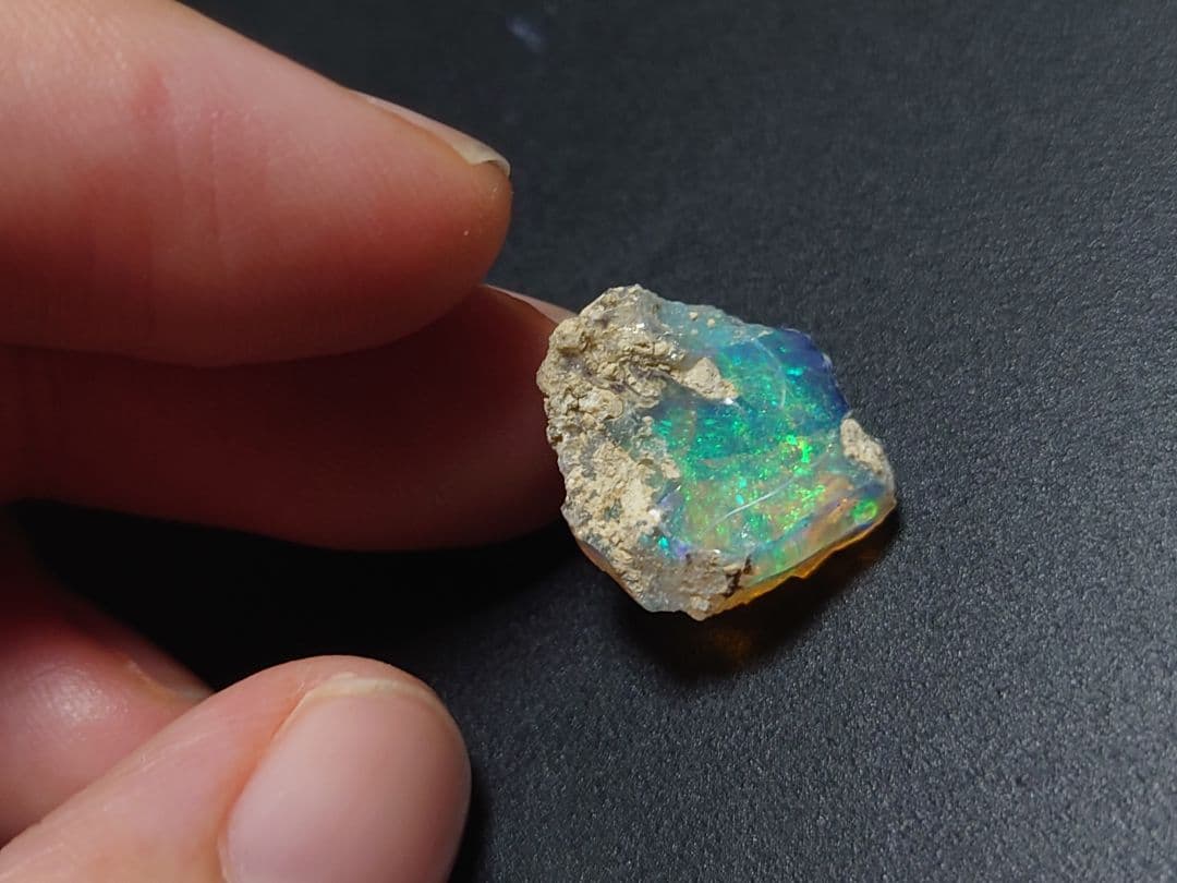 エチオピアウェロ産オパール　ピンファイア　ジュエリー　グレード　鉱物標本　原石
