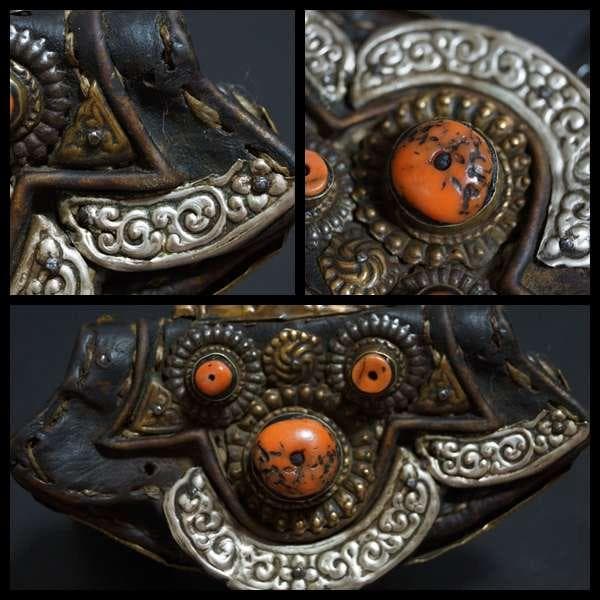 オールドチベット 革製ポーチ財布 古い天然珊瑚象嵌 銀製浮彫り唐草紋 金具装飾