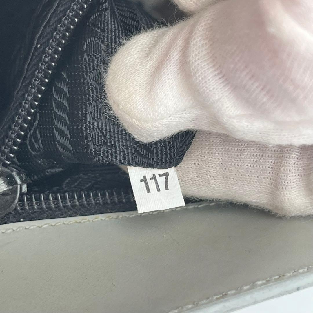 PRADA ワンショルダーバッグ 肩掛け ロゴ金具 カーフレザー オフホワイト