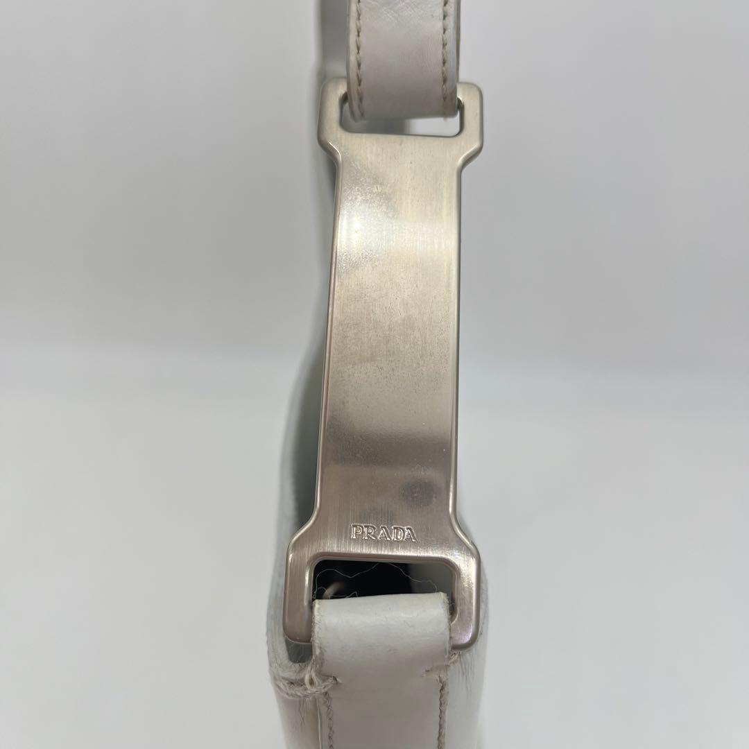PRADA ワンショルダーバッグ 肩掛け ロゴ金具 カーフレザー オフホワイト