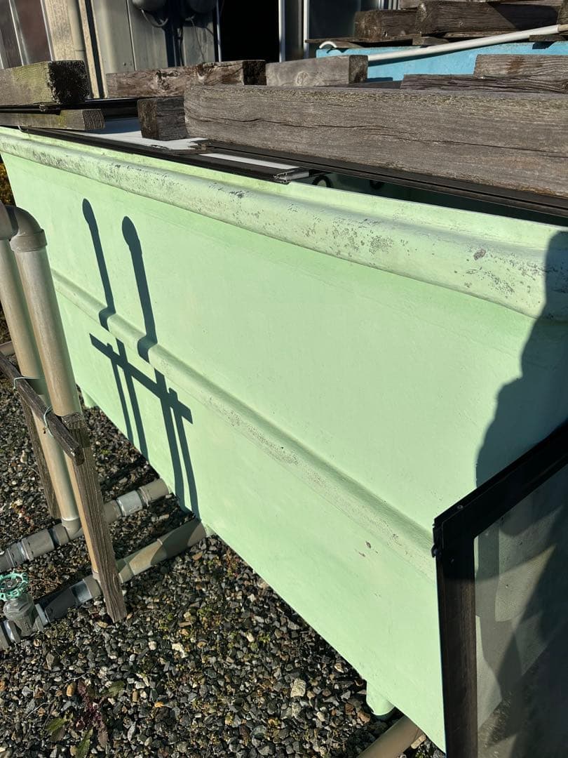 緑色の水槽 約横2150.幅1100.高さ1000ぐらいです