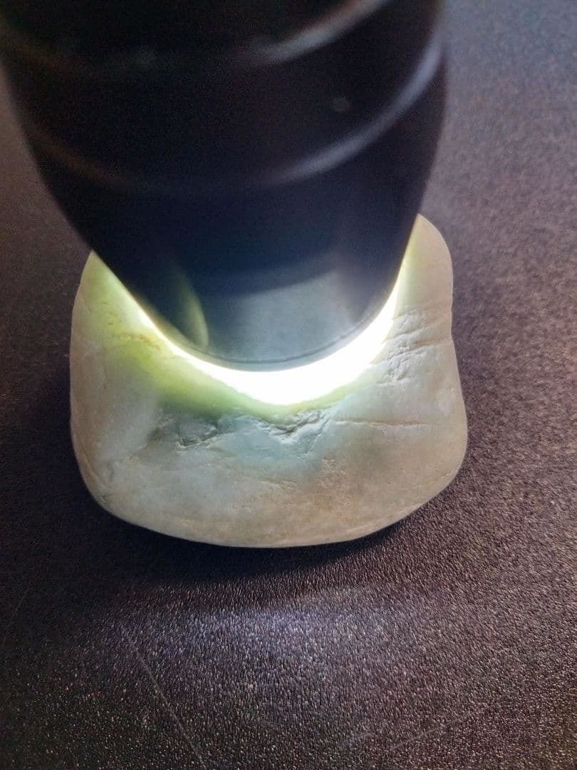 国石翡翠　新潟県 糸魚川市姫川翡翠　緑翡翠　ヒスイ　ひすい原石　翡翠