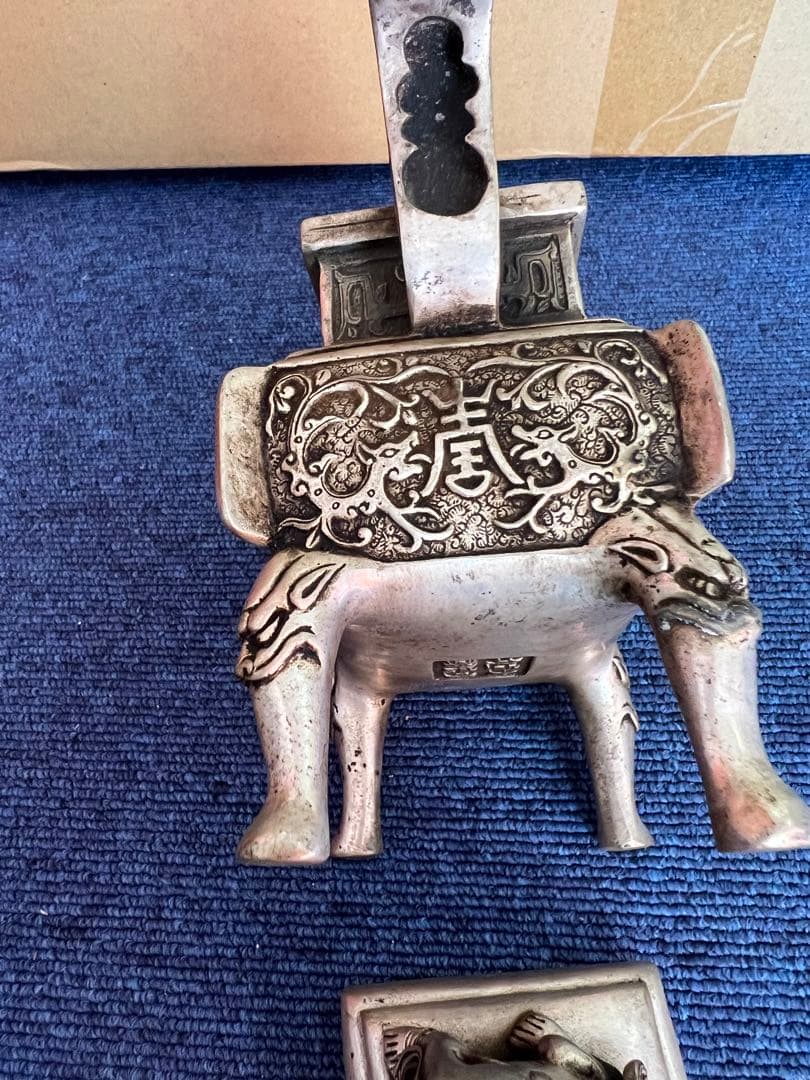 947 銅製蝋型洋銀獅子香炉　大明宣徳年製銘　時代物