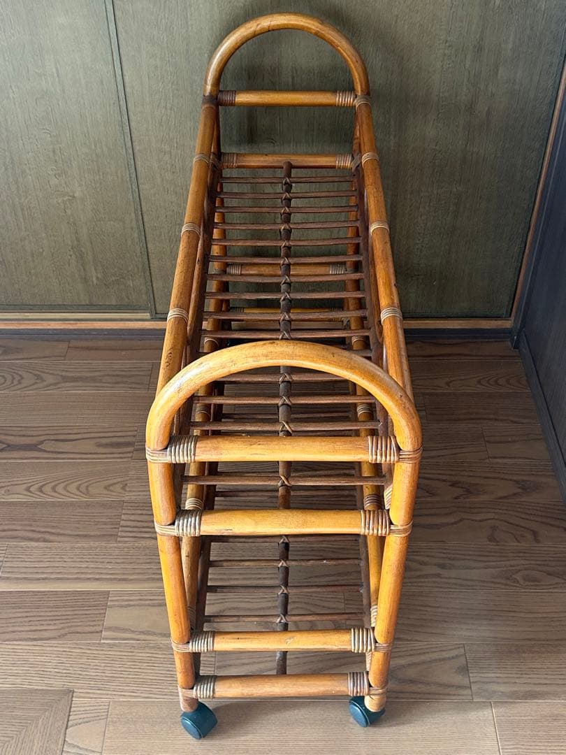 キャスター付きのラタン製2段ラック