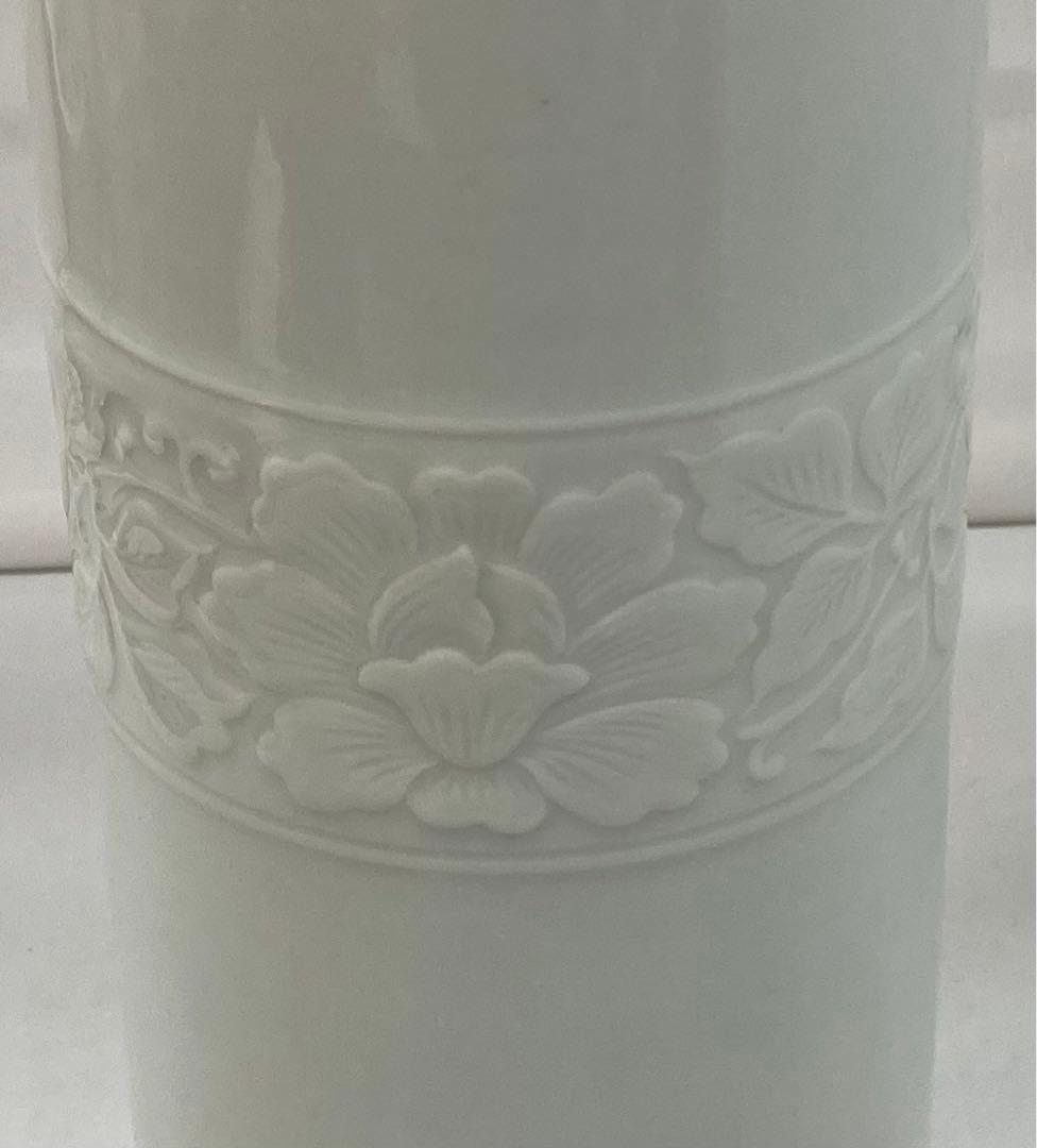 B165b  伊東陶山造「白瓷唐華文  花瓶」共箱　京都　尊式　華道具　茶道具