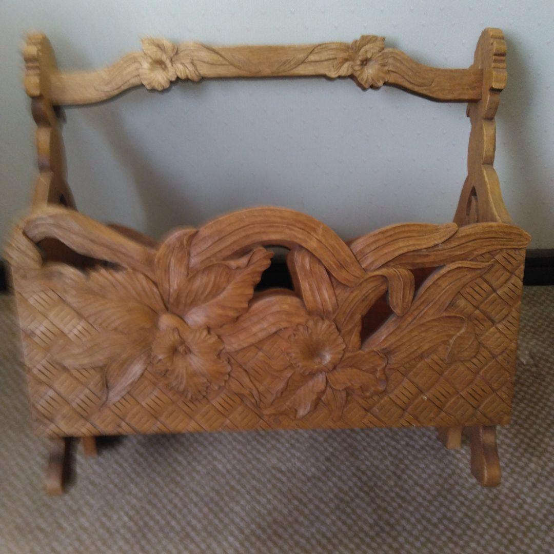 手彫りの一点物のマガジンラック