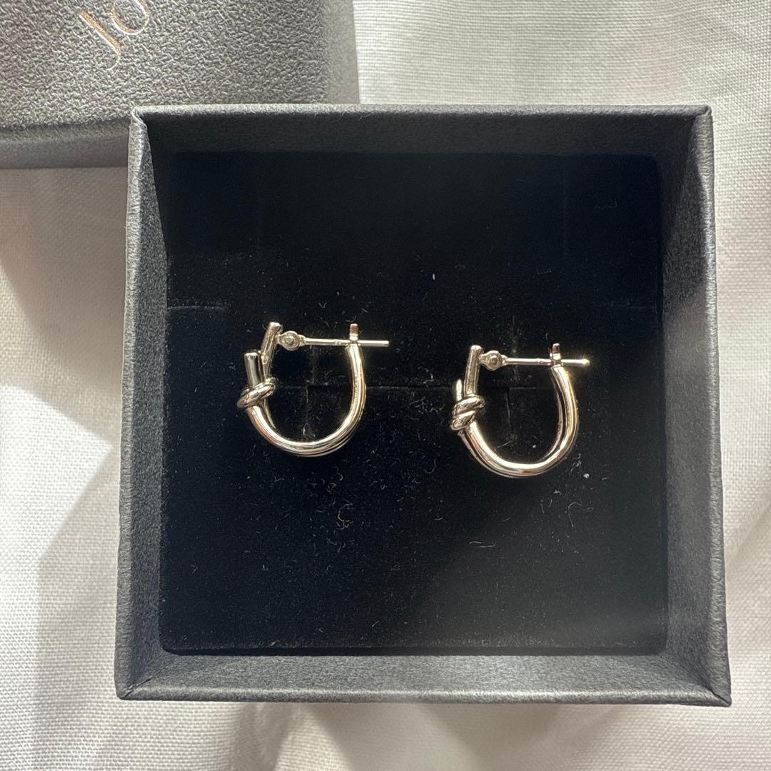 Jouete フープピアス ノット　プラチナム