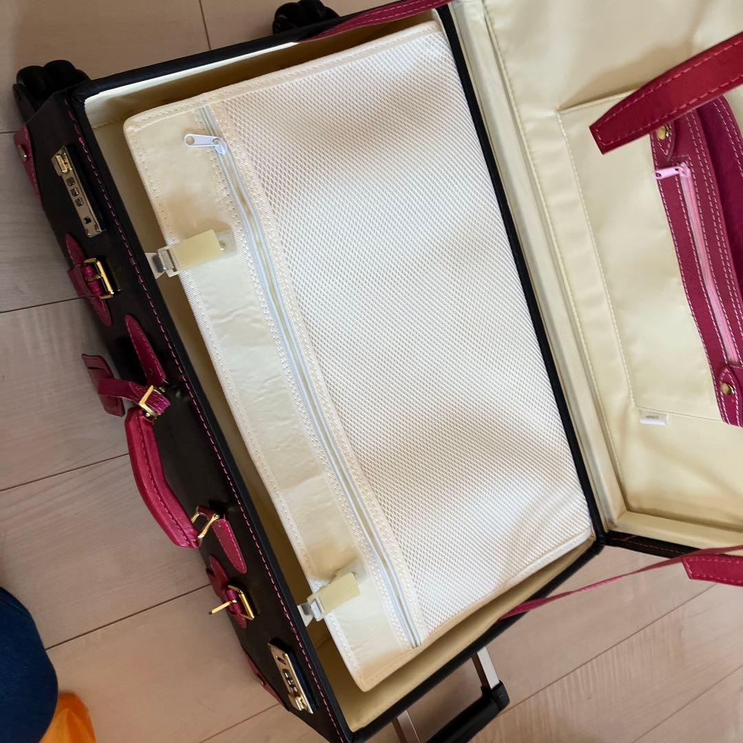 黒赤キャリーケース