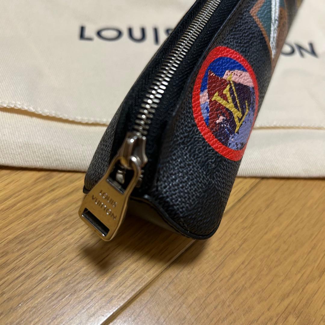 Louis Vuitton トゥルースエリザベット グラフィット ペンケース
