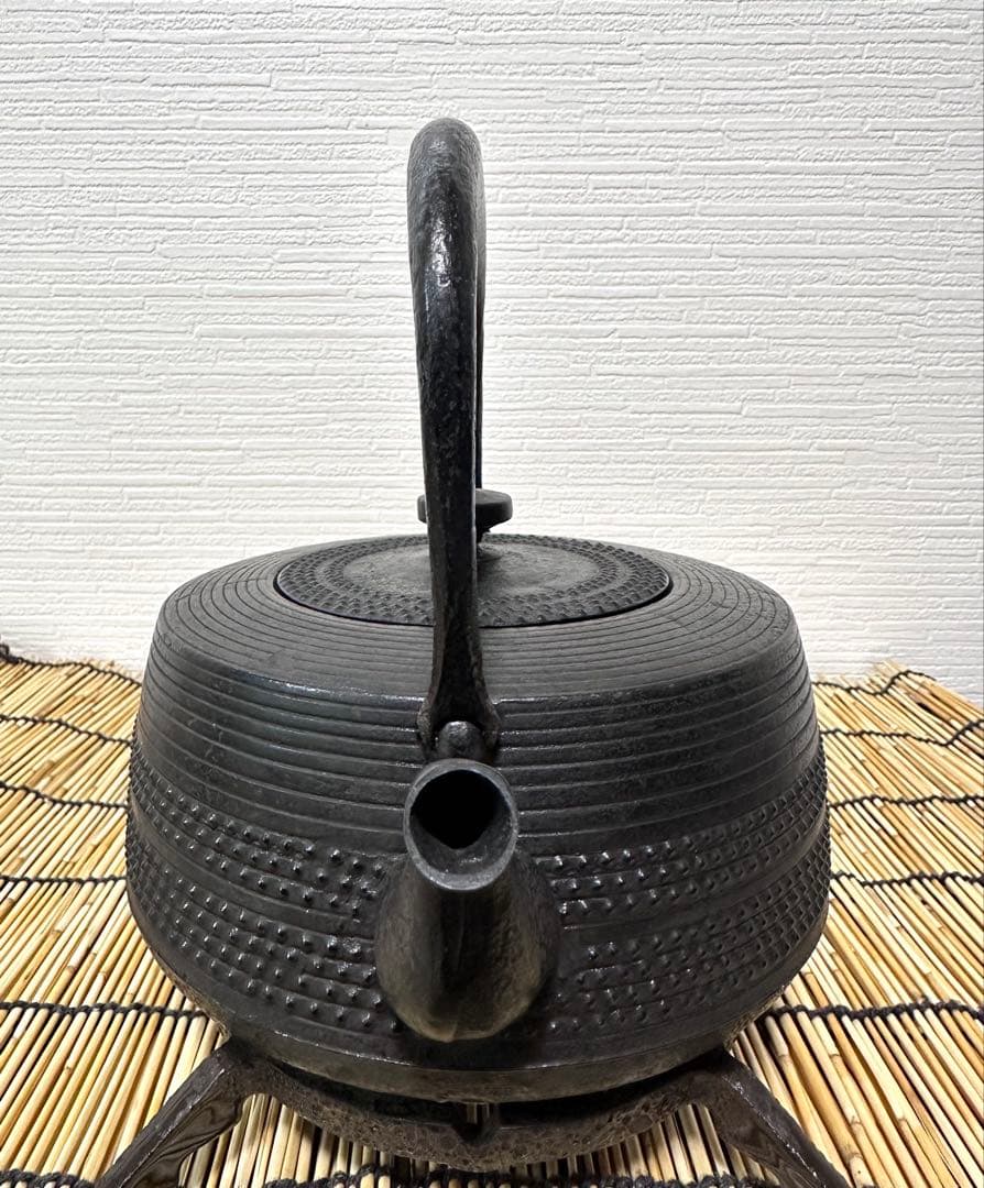 未使用品、長期保管品　南部鉄器共同組合販売　肩平型アラレ　南部鉄瓶　南部鉄器