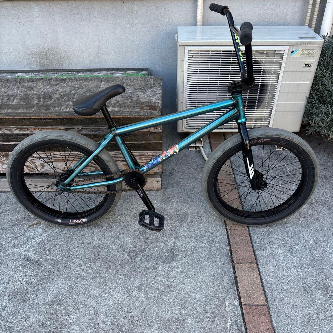青緑色 BMX バイク