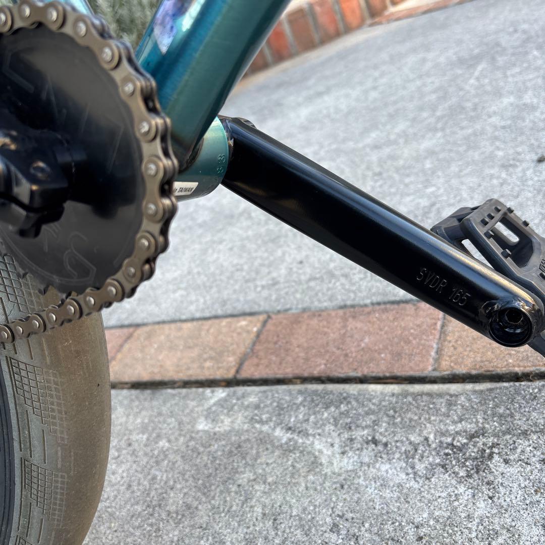 青緑色 BMX バイク