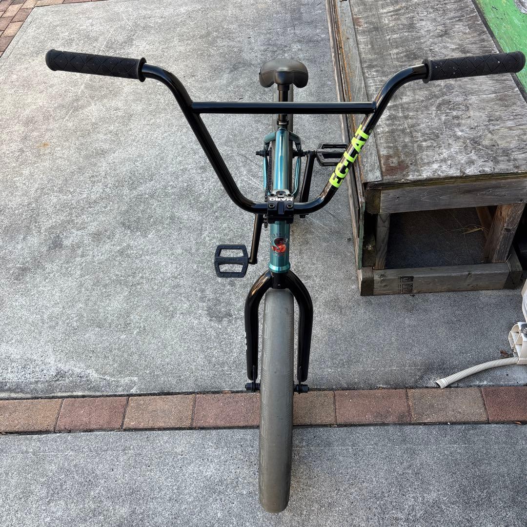 青緑色 BMX バイク