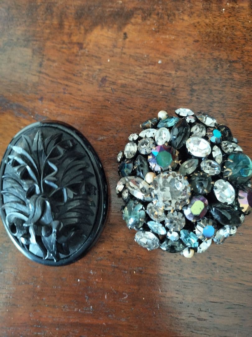 イギリスアンティークジェットのブローチ