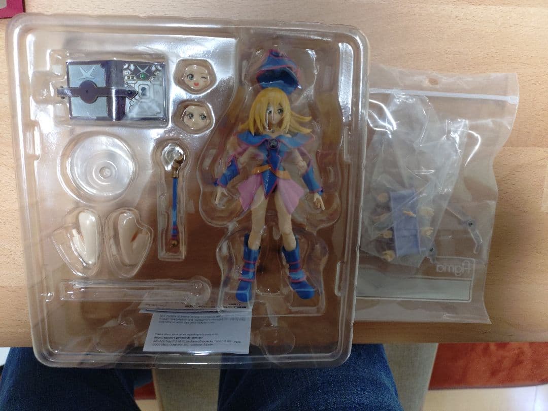 figma ブラック・マジシャン・ガール開封品