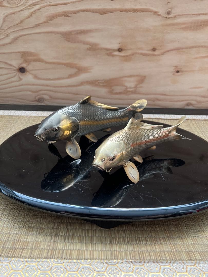 鯉の置物　金工師岩坪信光作　金属工芸品　鯉　縁起物　置物　信光　台座付き