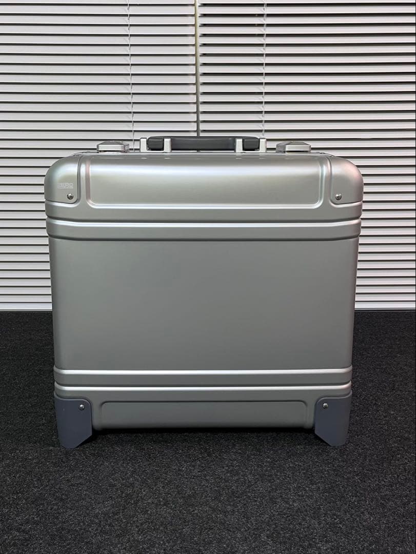 ZERO HALLIBURTON 2輪アルミキャリーケース