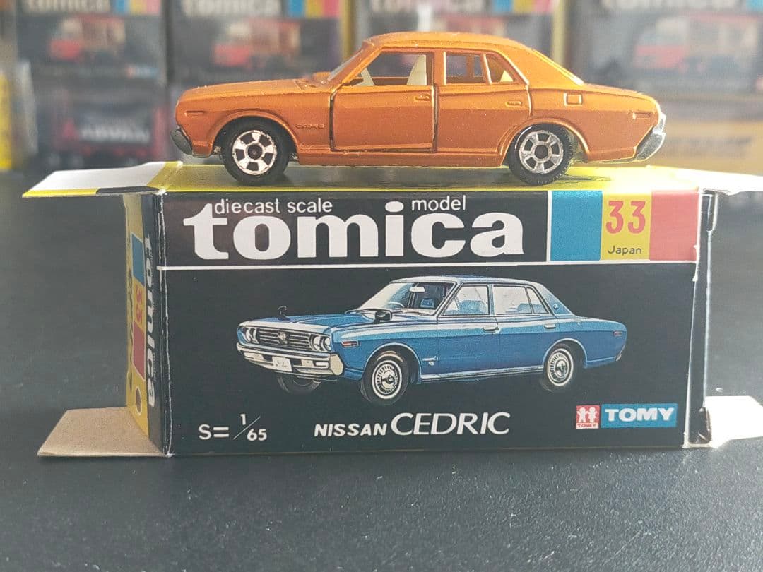 黒箱 トミカ No.33 ニッサン セドリック 4ドアハードトップ 香港製 香港