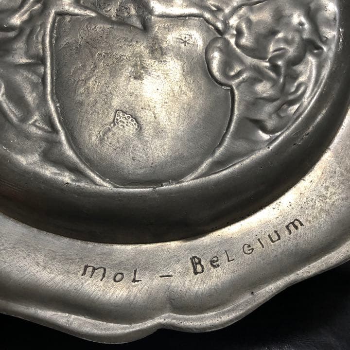 珍品◼️蔵からカッコイイ西洋騎士のアンティークなブロンズの盾の様なのが出て来ました