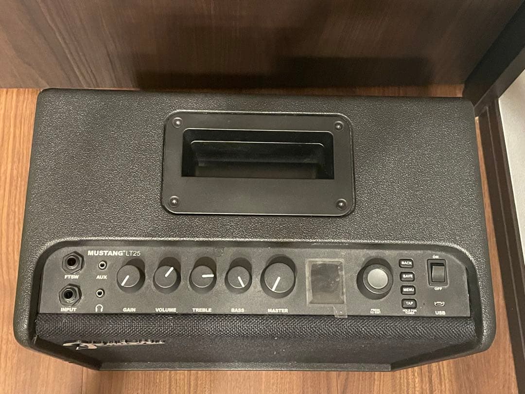 FenderMustang LT25、behringer ULTRAL