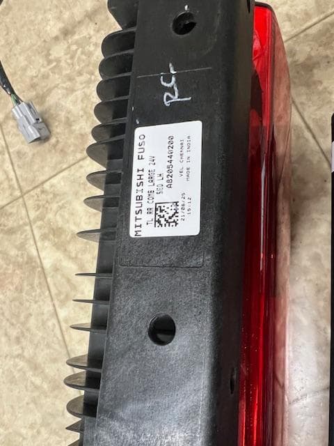 三菱ふそう 新型スーパーグレート LEDテールランプ⑩’