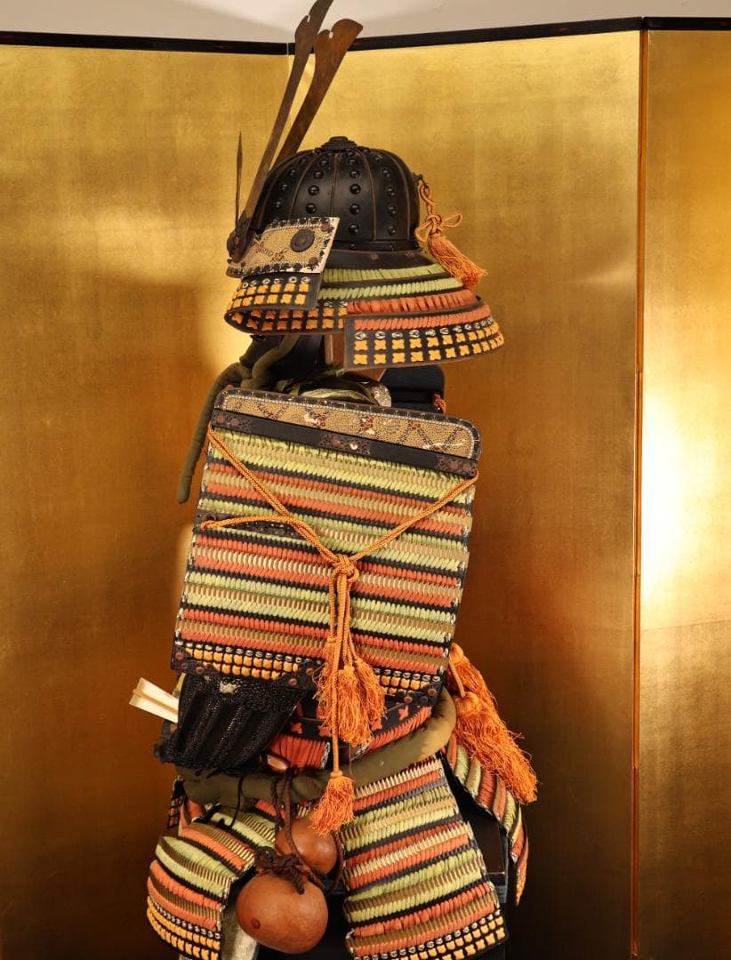 BY10　甲冑　具足　剣独鈷紋前立　黒胴当世素掛 緋縅　鎧櫃付き　等身大　武具