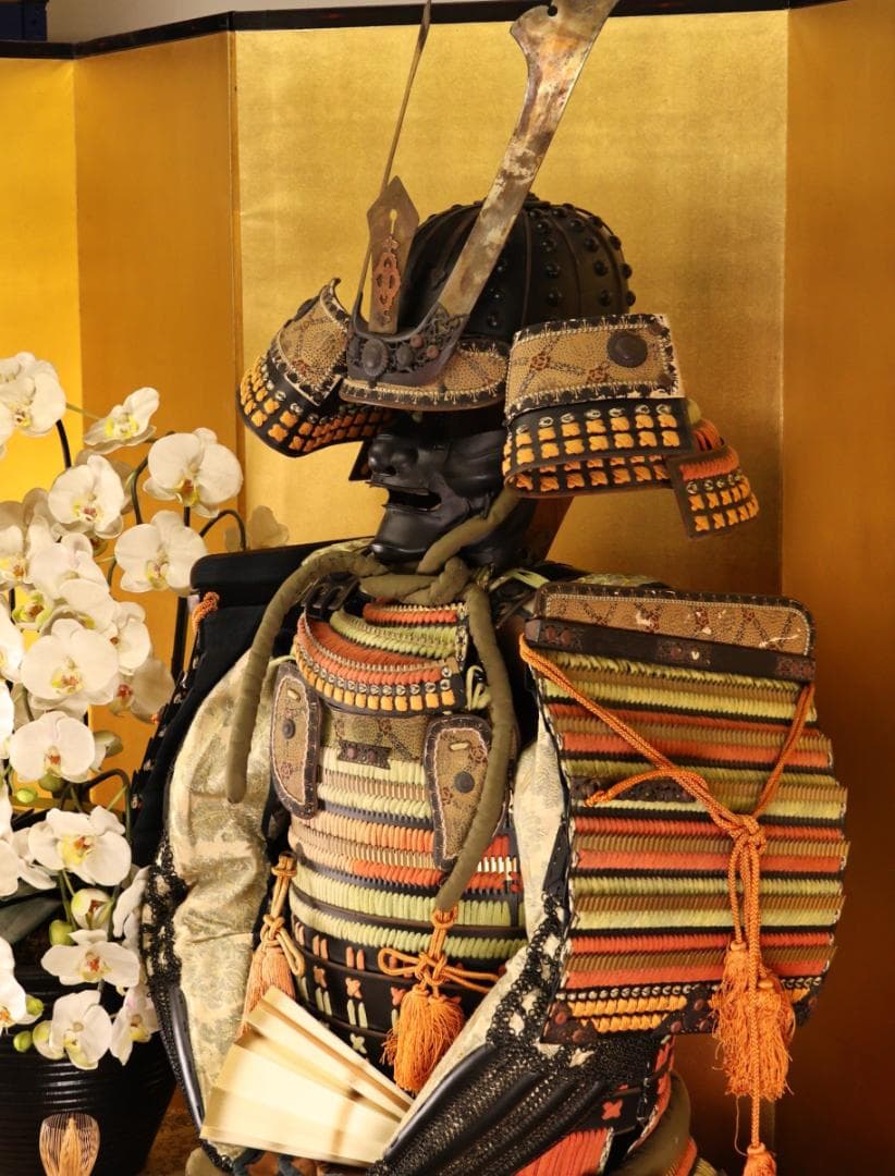 BY10　甲冑　具足　剣独鈷紋前立　黒胴当世素掛 緋縅　鎧櫃付き　等身大　武具