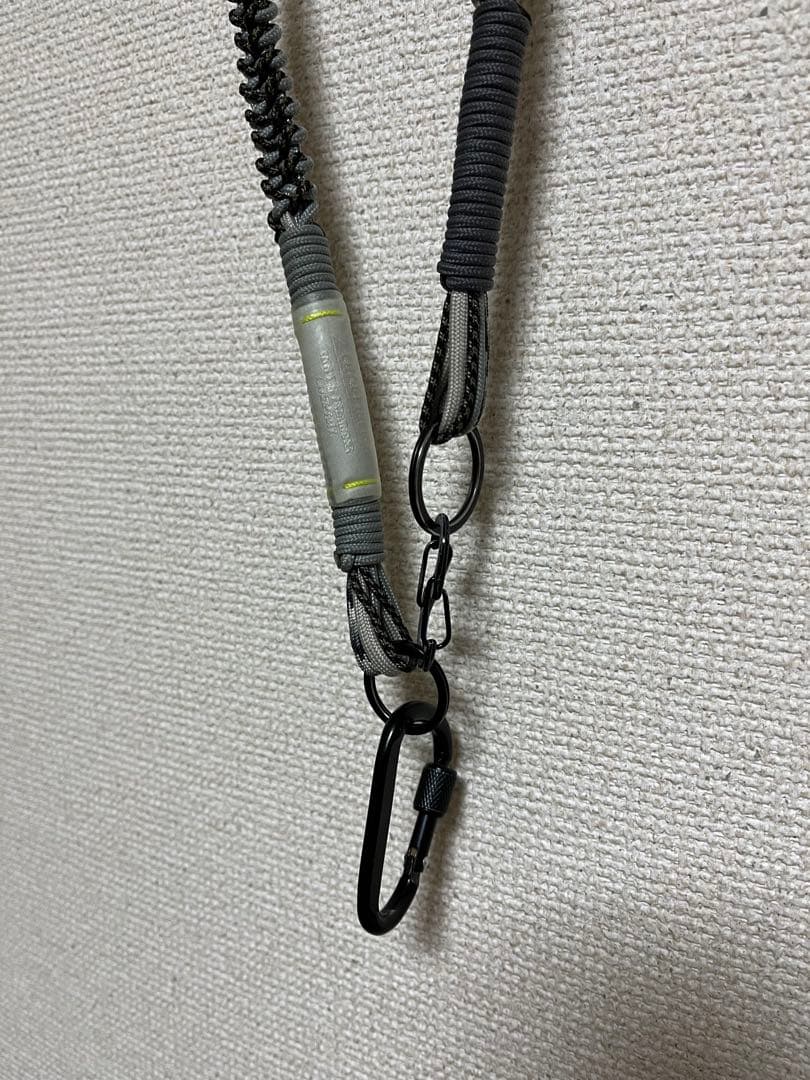 B:TOGETHER 乱痴気　ナイロン製グレー系ストラップ カラビナ付き