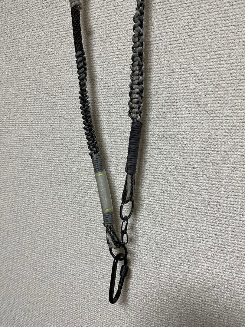 B:TOGETHER 乱痴気　ナイロン製グレー系ストラップ カラビナ付き
