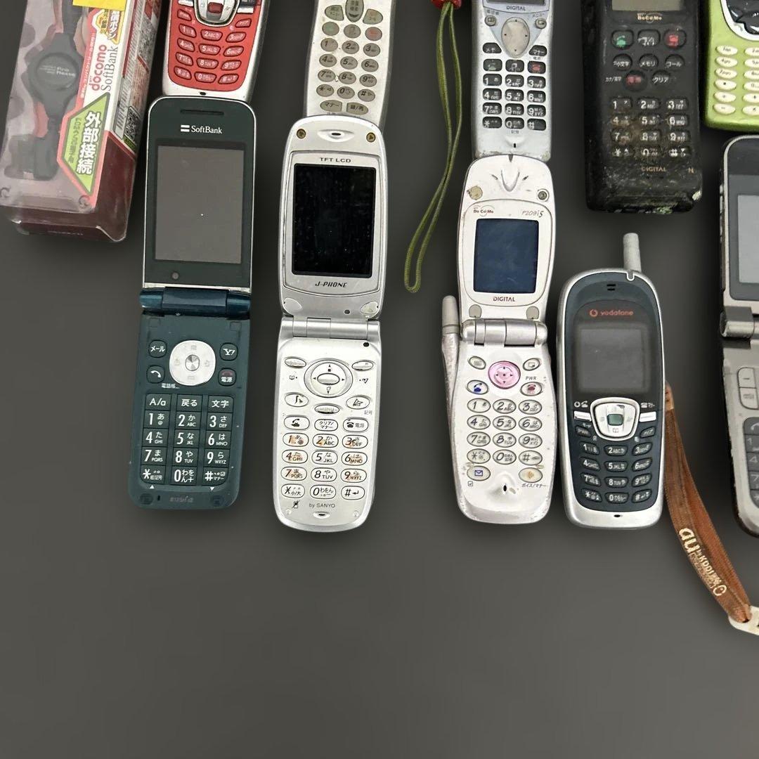 大量 携帯電話 ガラケー docomo/au 他 35台 ジャンク 部品取り