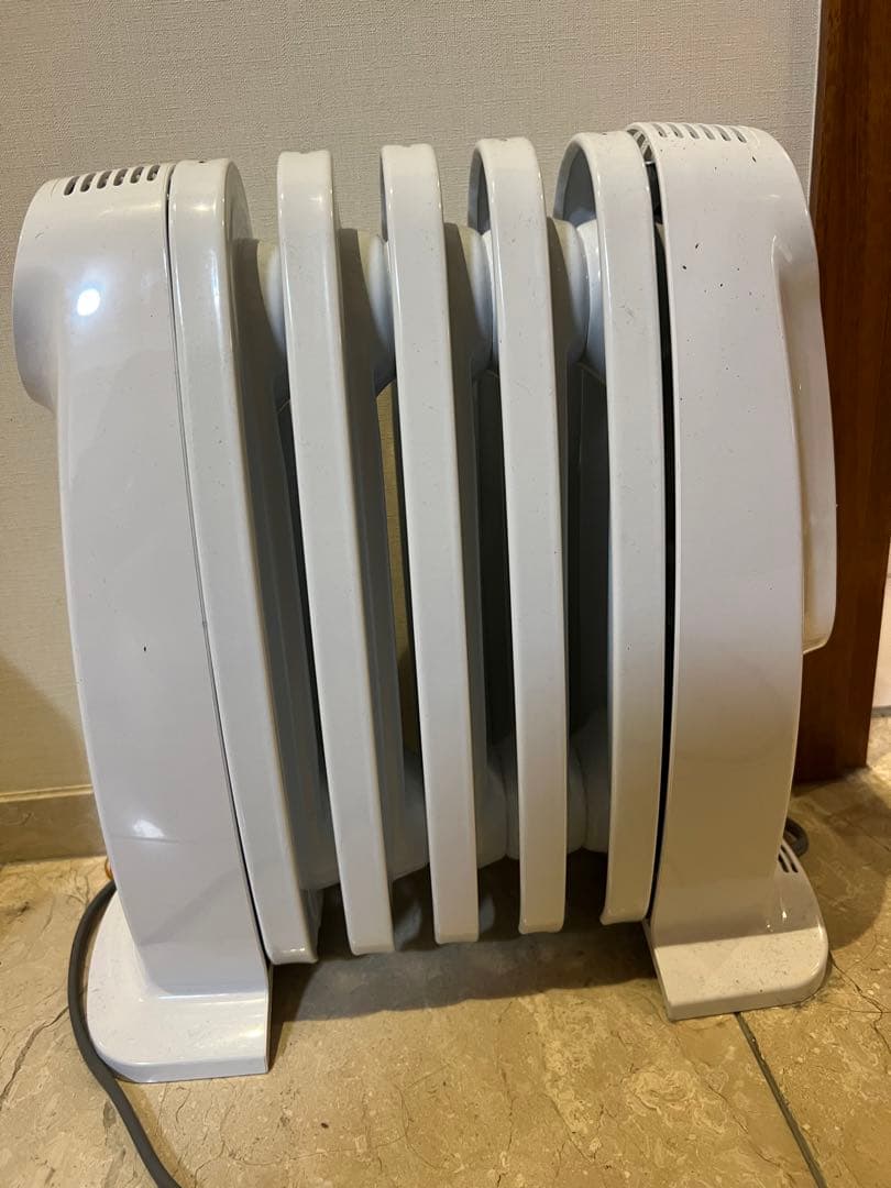 デロンギ　オイルヒーターDeLonghi NJ0505E