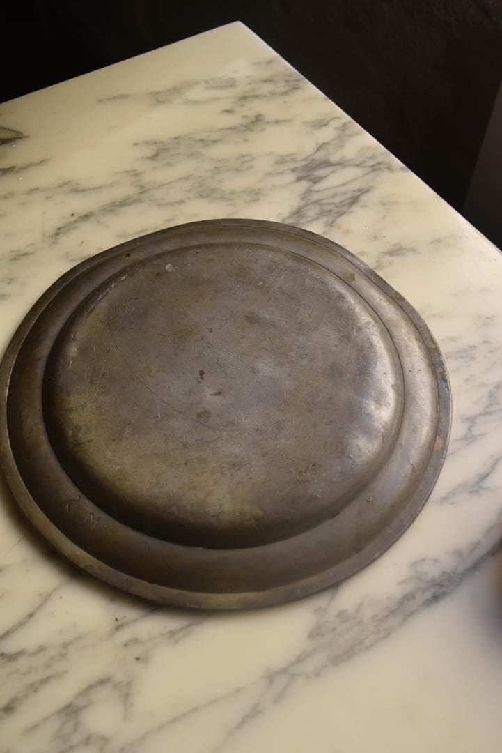 フランス18/19世紀　キズキズ　イニシャル　エタン皿　アンティーク