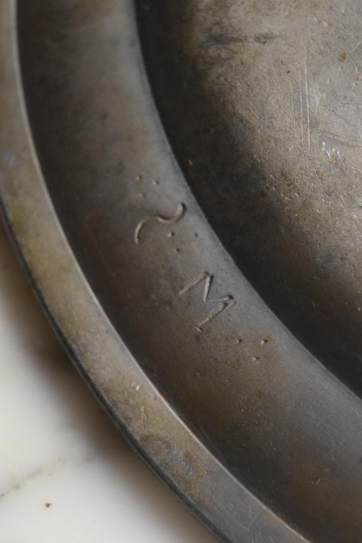 フランス18/19世紀　キズキズ　イニシャル　エタン皿　アンティーク