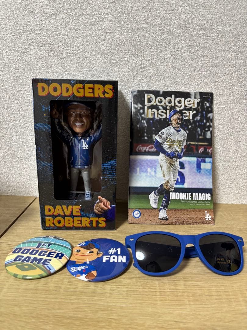 4/26特典　ドジャース　ロバーツ監督ボブルヘッド人形