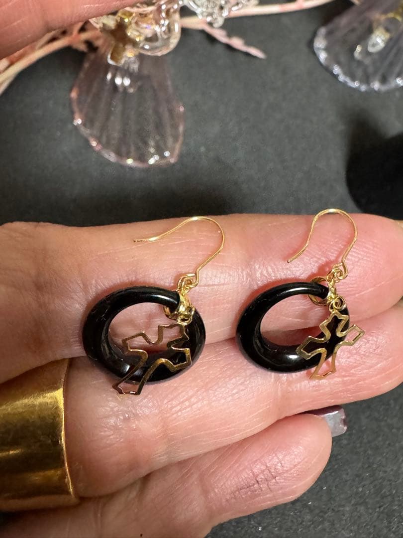 オニクスクロスモチーフ フックピアス 黒