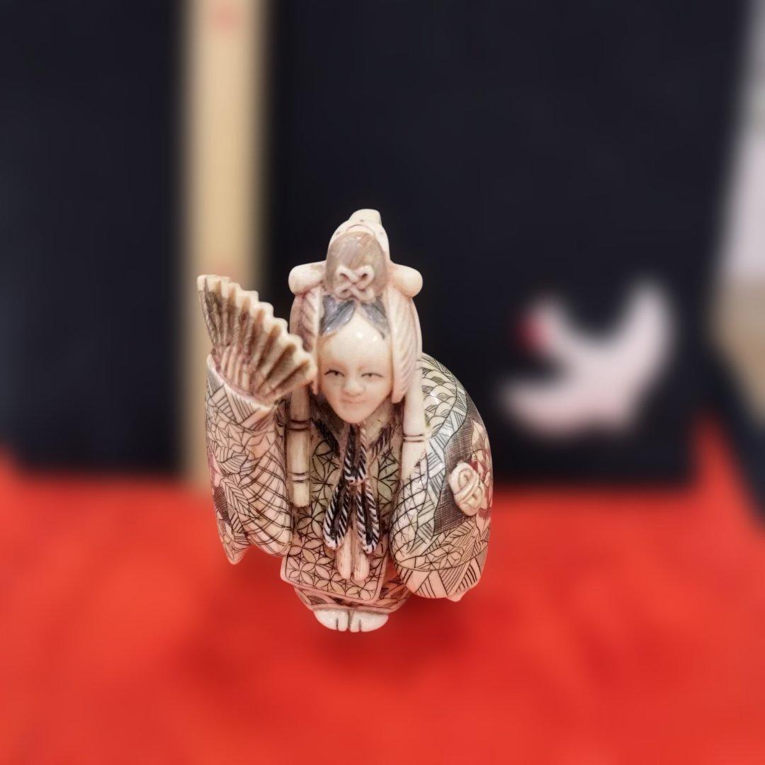 日本の扇子を持つ人形