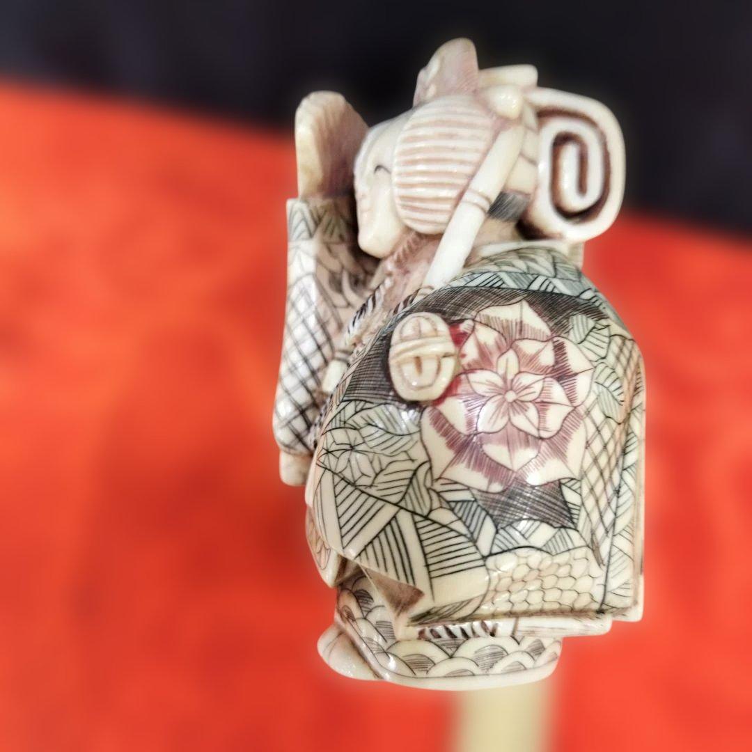 日本の扇子を持つ人形