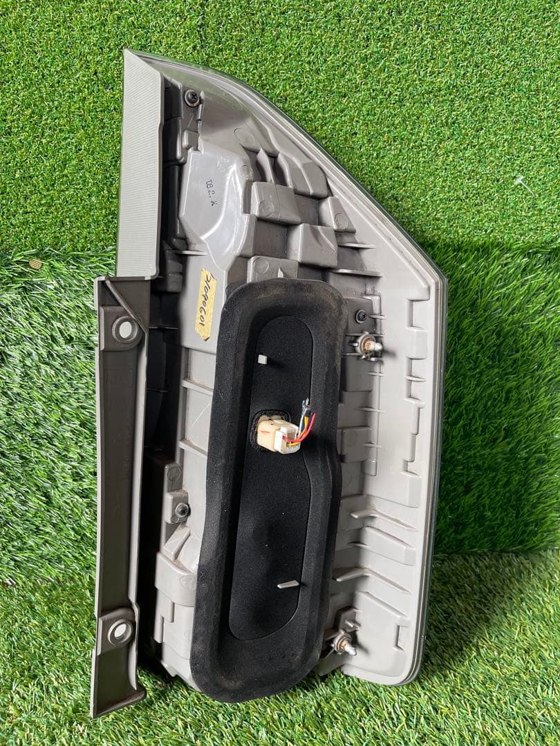 70系ヴォクシー純正LEDテールランプ ICHIKOH 28-199