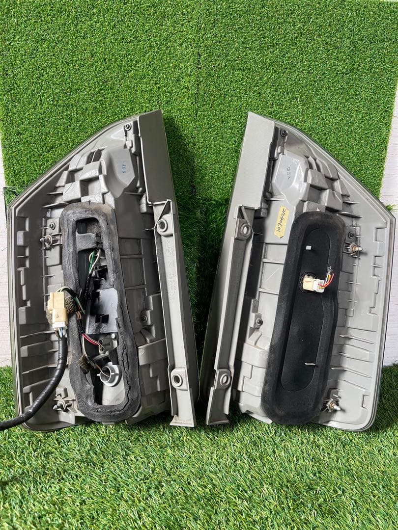 70系ヴォクシー純正LEDテールランプ ICHIKOH 28-199