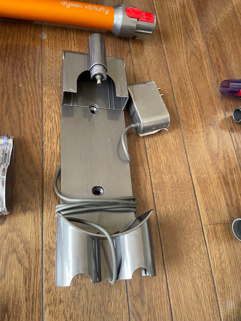 Dyson (ダイソン) - V8 (SV10K) コードレス掃除機 付属品付き